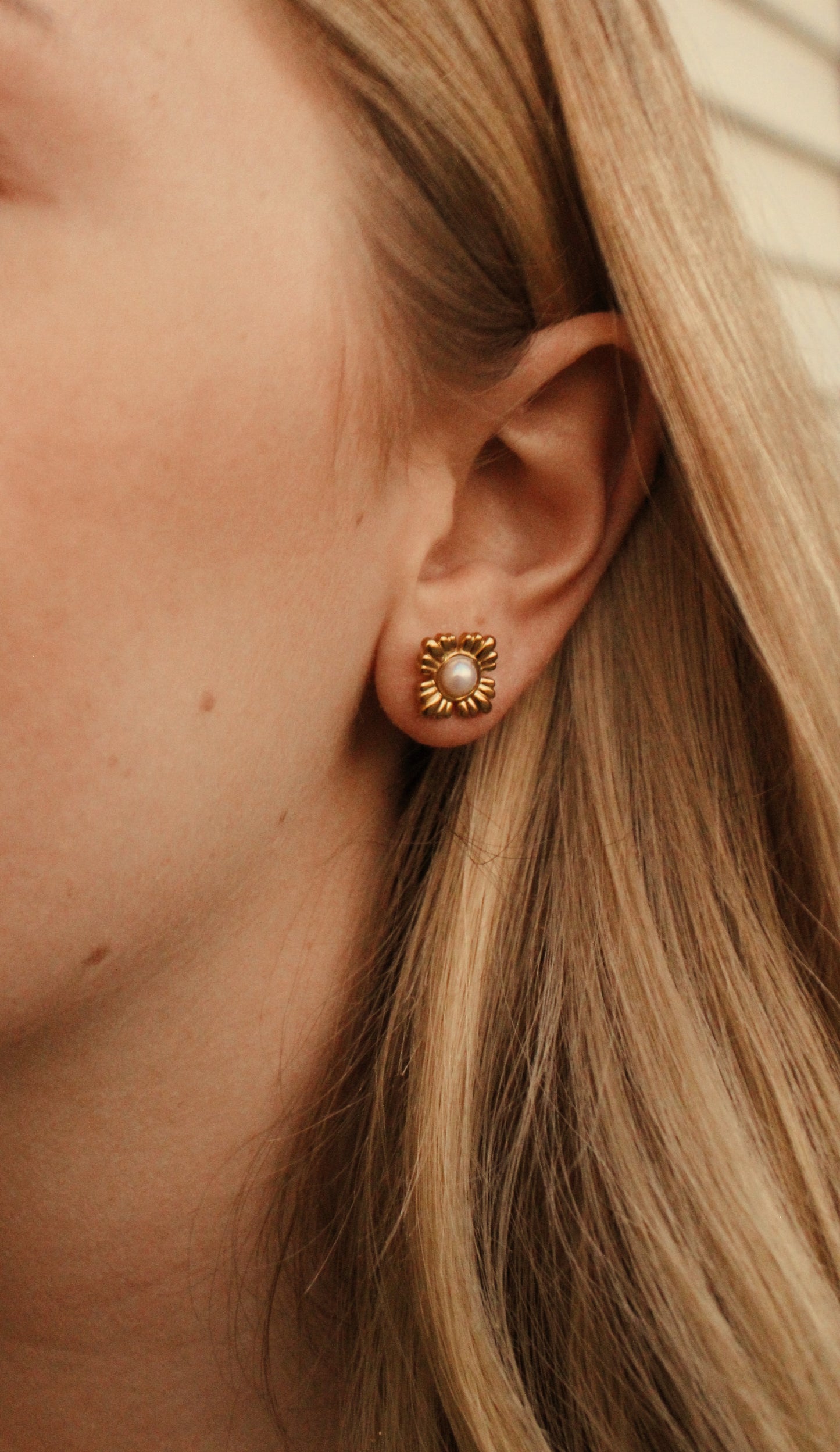 The Poppy Gold & Pearl Stud
