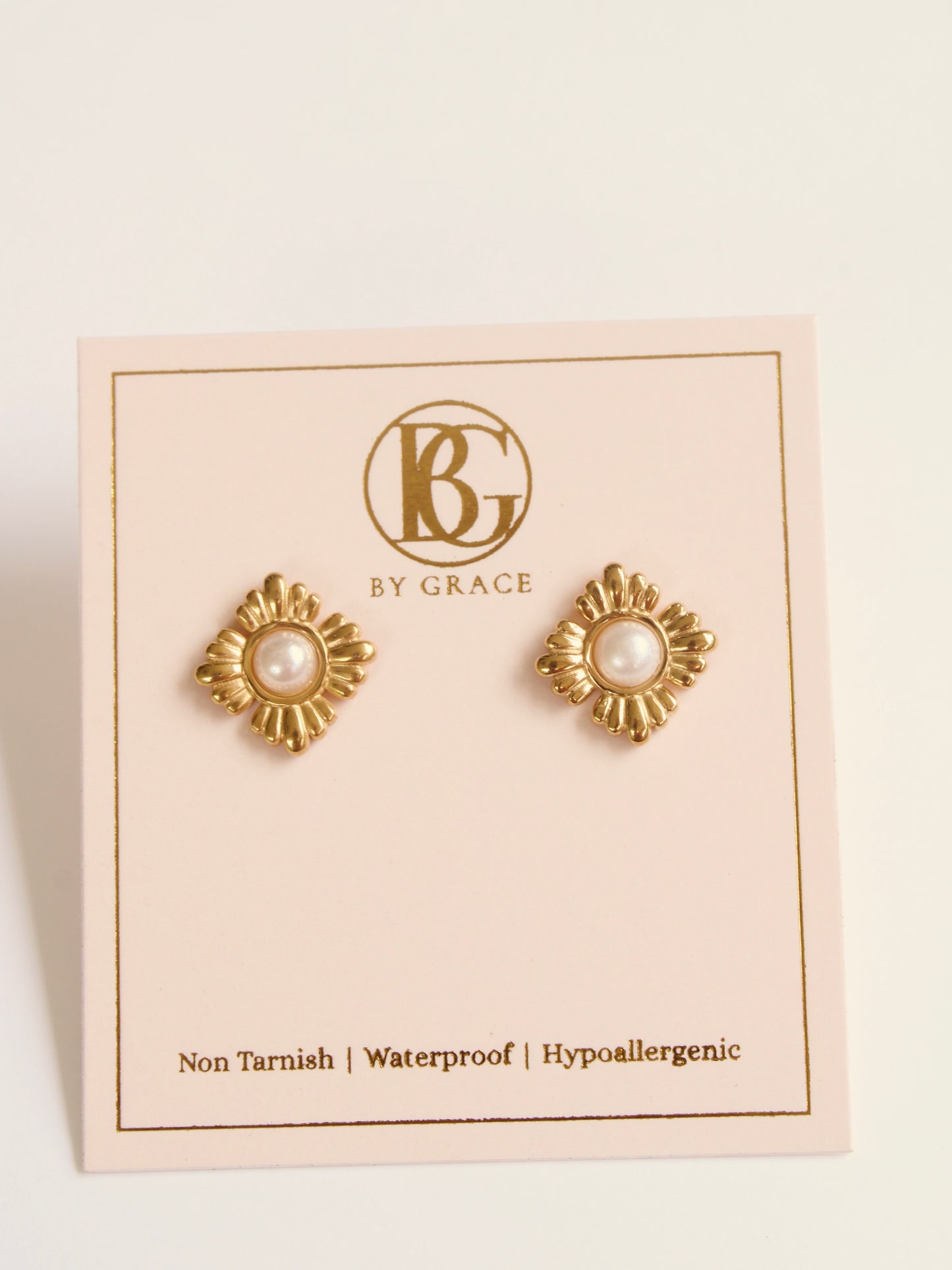 The Poppy Gold & Pearl Stud