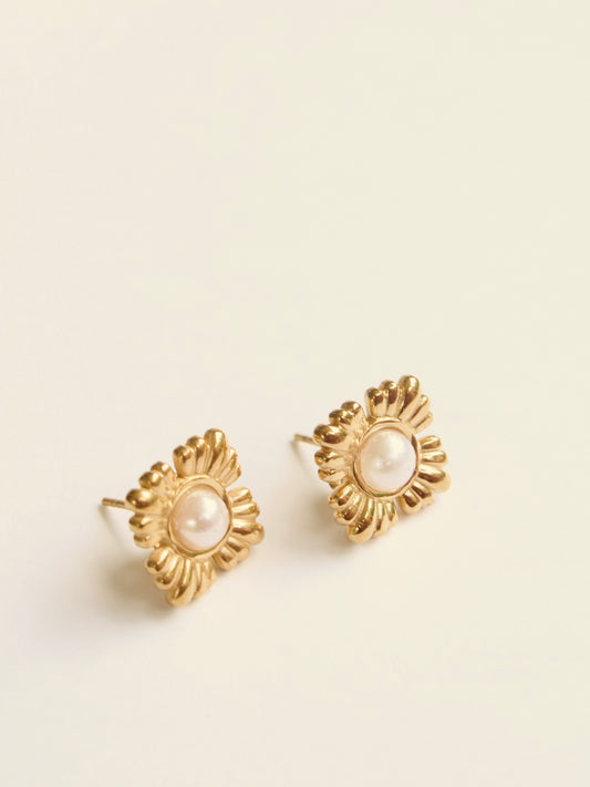 The Poppy Gold & Pearl Stud