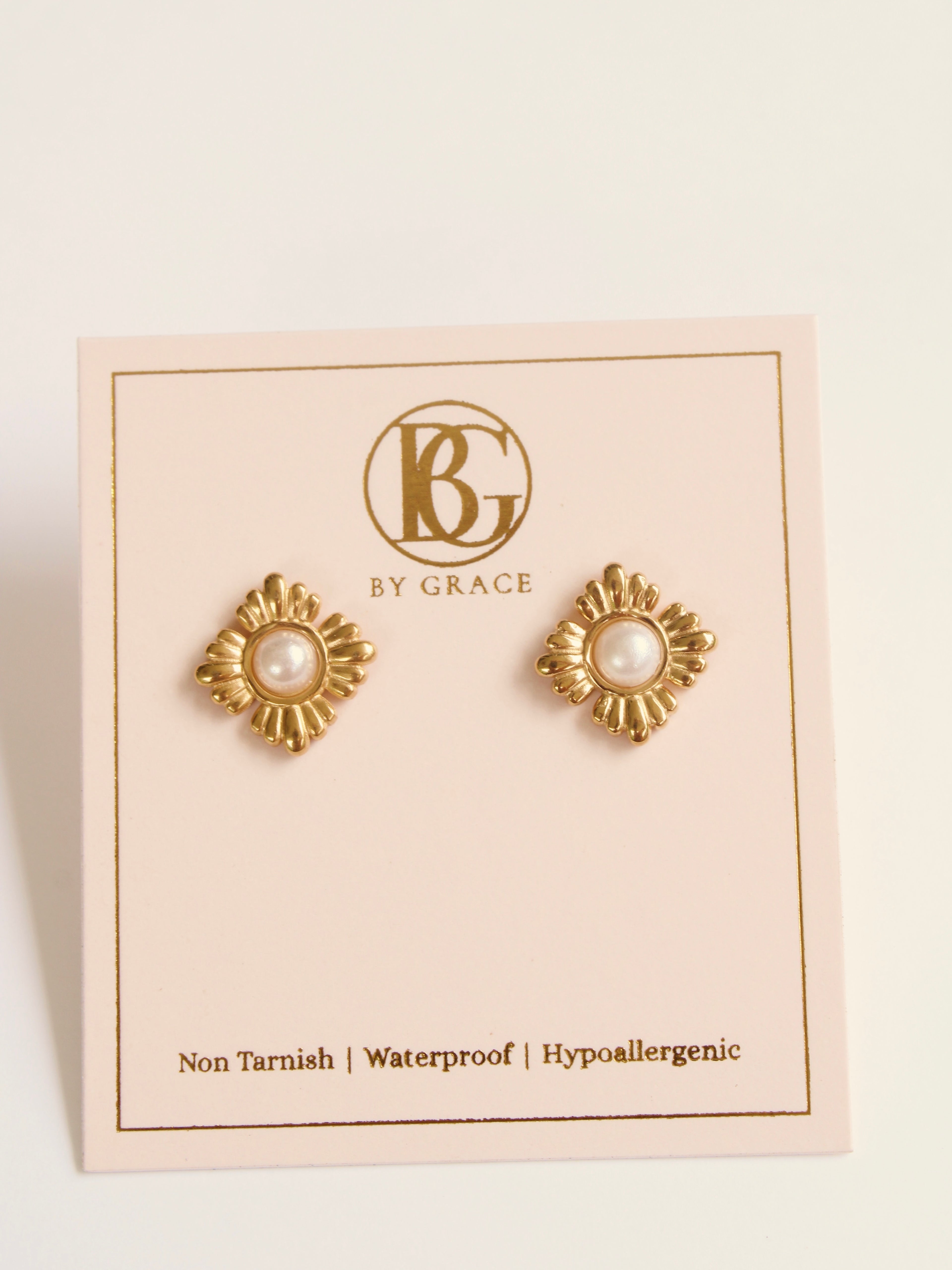 The Poppy Gold & Pearl Stud