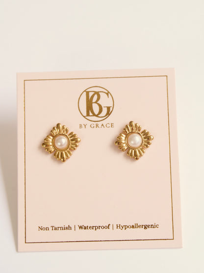 The Poppy Gold & Pearl Stud